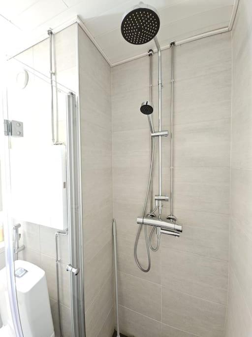 Huoneisto Modern One-bedroom With Glazed Sun Balcony, 350m Metro Helsinki