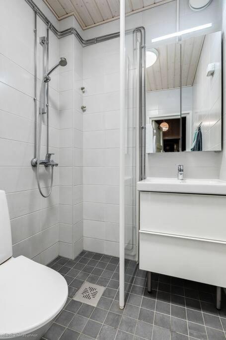 Huoneisto Charming With Garden Views Steps From Metro
