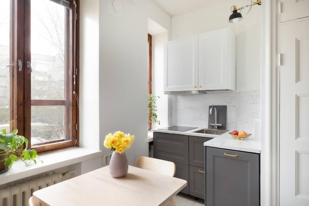 Charming With Garden Views Steps From Metro Huoneisto