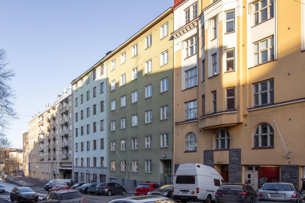 Huoneisto Charming With Garden Views Steps From Metro