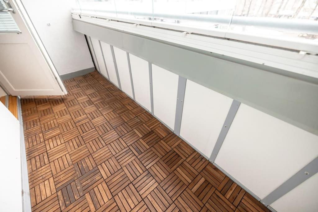 Huoneisto 2ndhomes Cozy 1br W/ Balcony Next To Tram Stop *