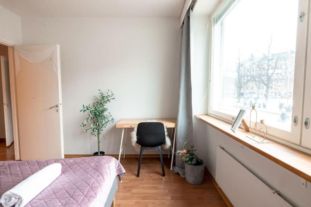 Huoneisto 2ndhomes Cozy 1br W/ Balcony Next To Tram Stop *