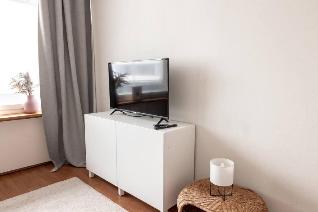 2ndhomes Cozy 1br W/ Balcony Next To Tram Stop *
