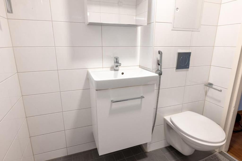 2ndhomes Cozy 1br W/ Balcony Next To Tram Stop Huoneisto *