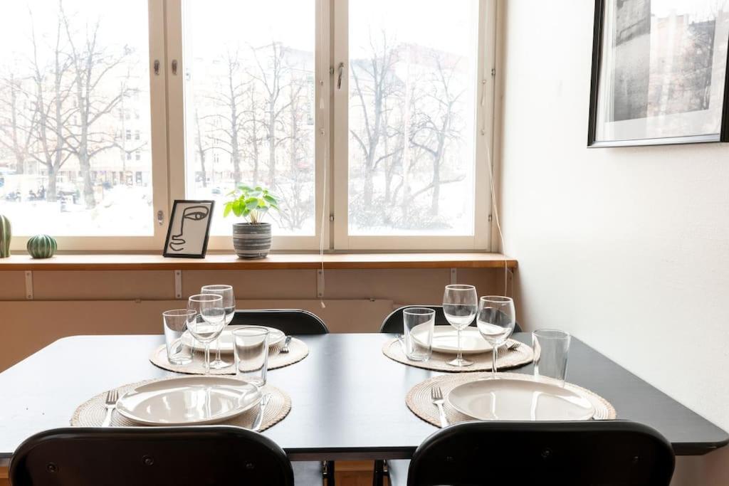 Huoneisto 2ndhomes Cozy 1br W/ Balcony Next To Tram Stop