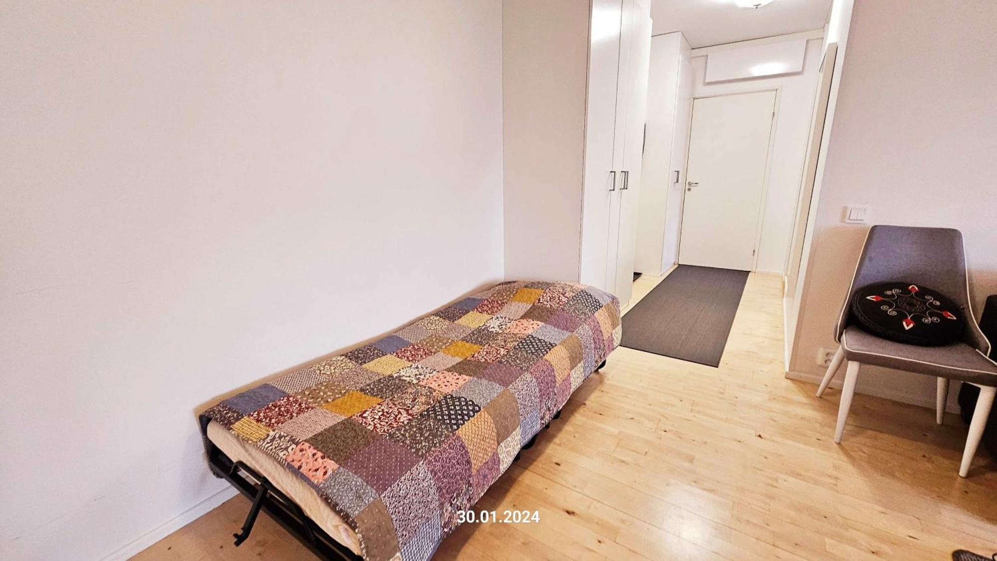 Top Floor 51m2, Balcony, 150 M Wifi, Free Own Parking Place, 300m Metro *