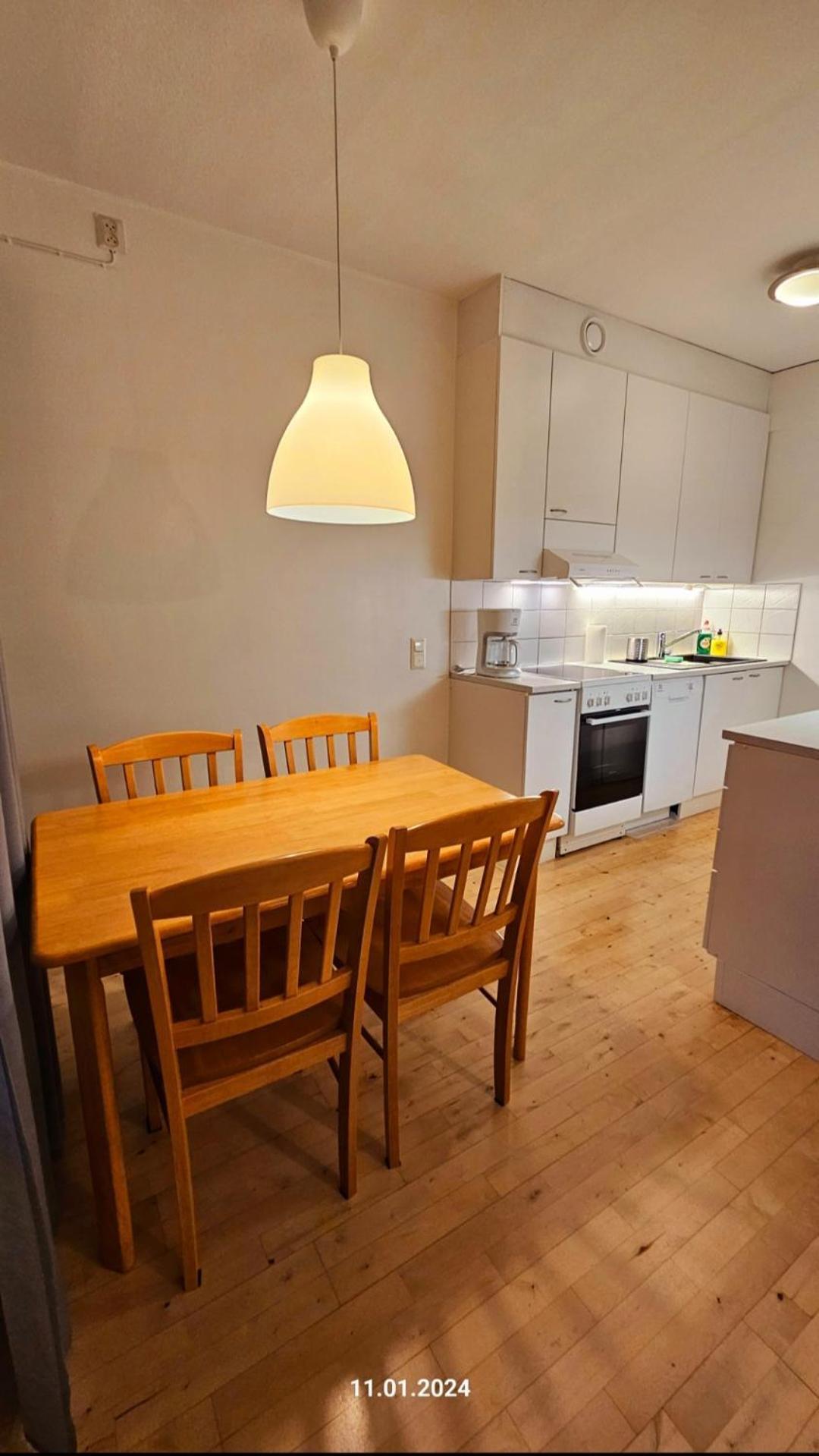 Huoneisto Top Floor 51m2, Balcony, 150 M Wifi, Free Own Parking Place, 300m Metro