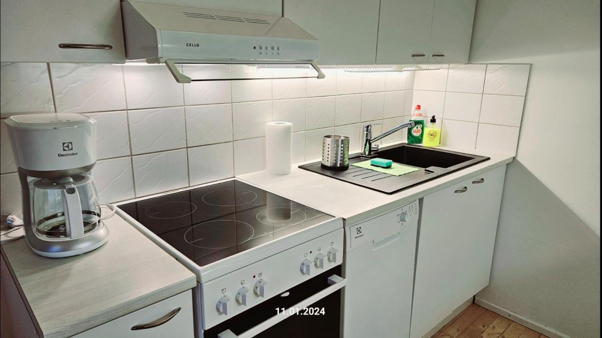 Top Floor 51m2, Balcony, 150 M Wifi, Free Own Parking Place, 300m Metro Huoneisto Helsinki