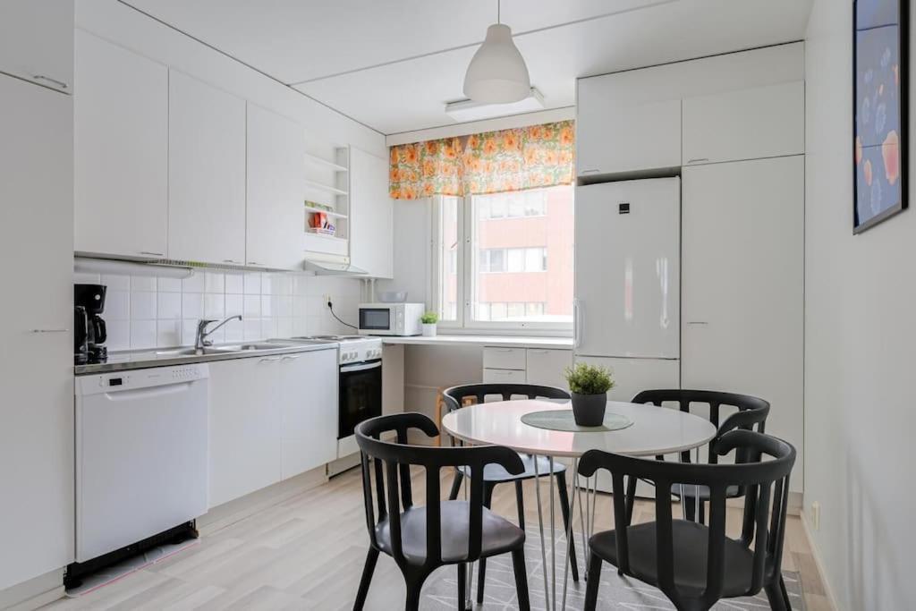 Kotimaailma- Valoisa Kaksio Jopa Viidelle Helsinki