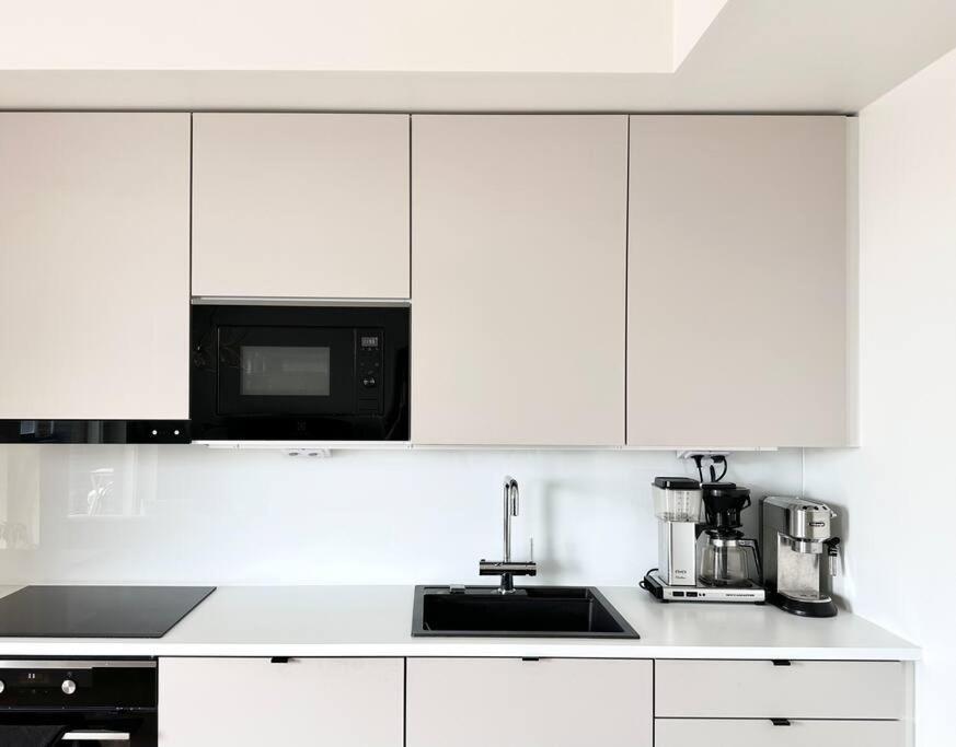 Huoneisto Spacious 1br With Balcony
