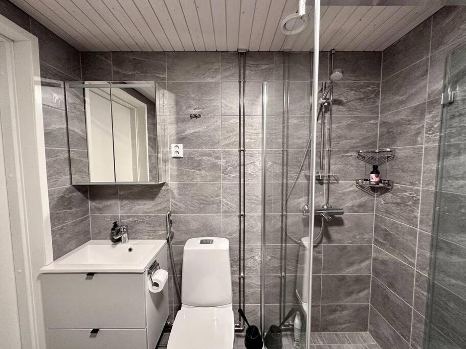 Huoneisto Spacious 1br With Balcony