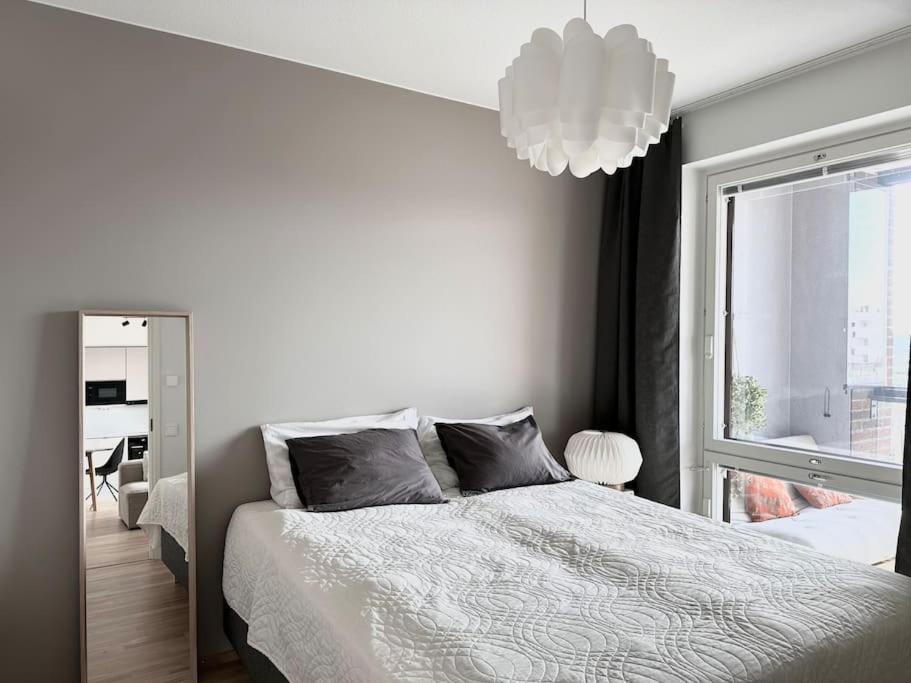 Spacious 1br With Balcony Huoneisto