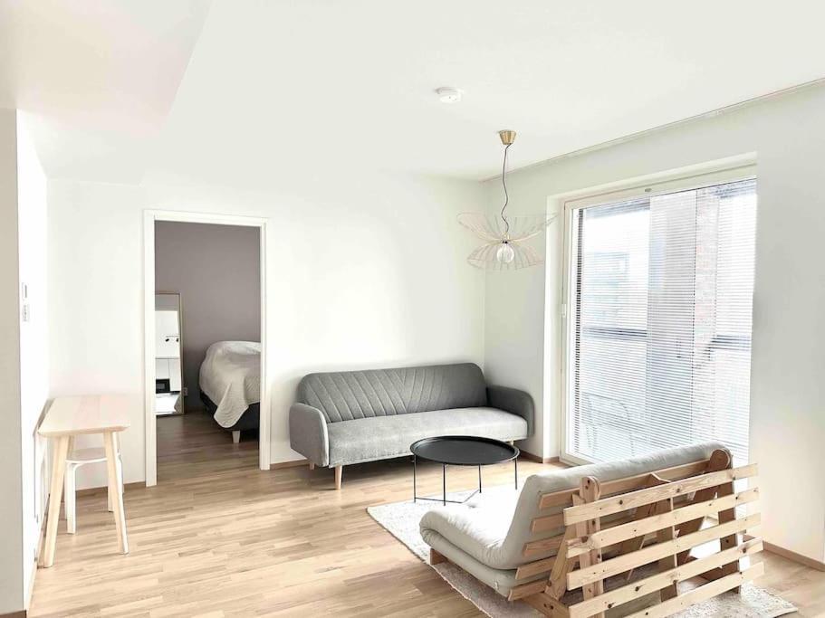 Spacious 1br With Balcony Huoneisto