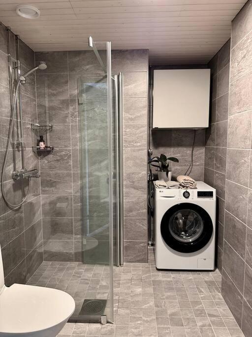 Spacious 1br With Balcony Huoneisto