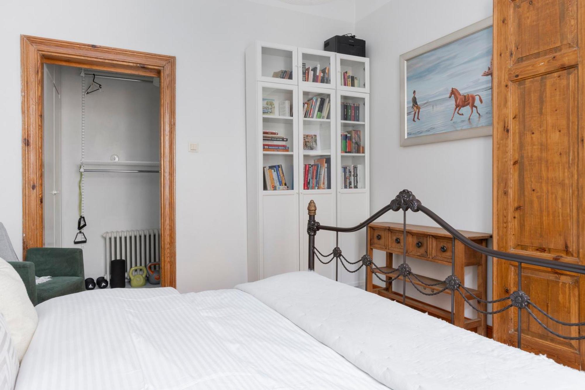 Charming Flat In Design District Huoneisto