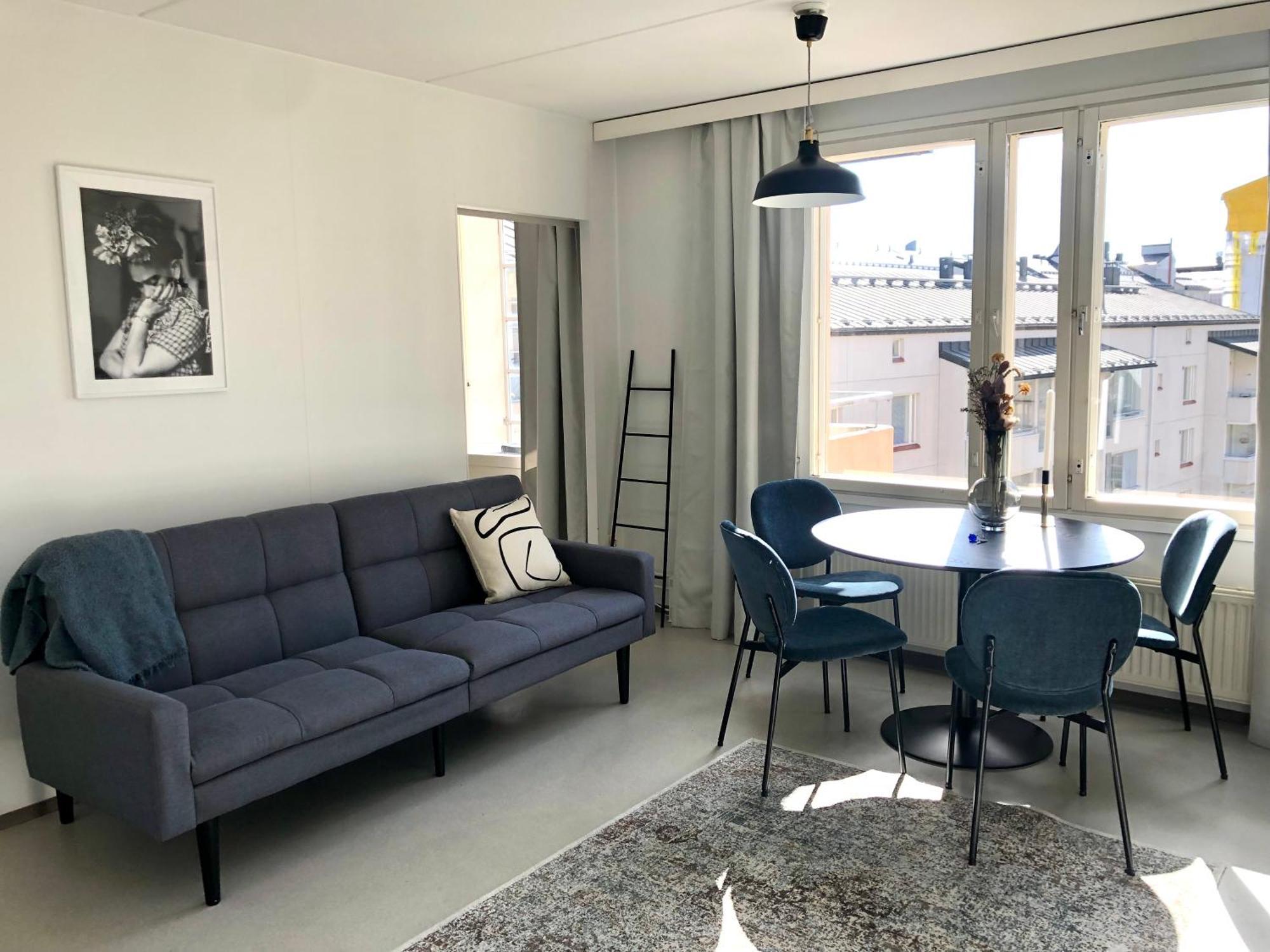 Top Floor One Bedroom With Balcony