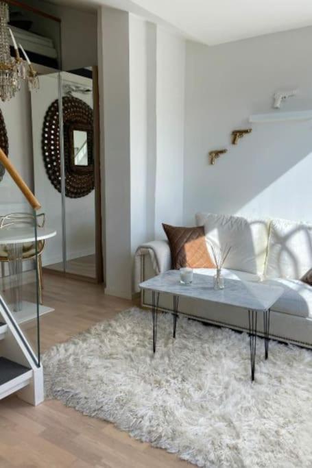 Huoneisto Elegant Penthouse Loft - City Center + Rooftop Terrace Helsinki