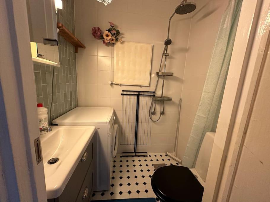 Huoneisto Kodikas Ja Supermukava Asunto Metron Vieressae! Smart Tv, Nopea Netti, 5 Minuuttia Keskustaan! Helsinki