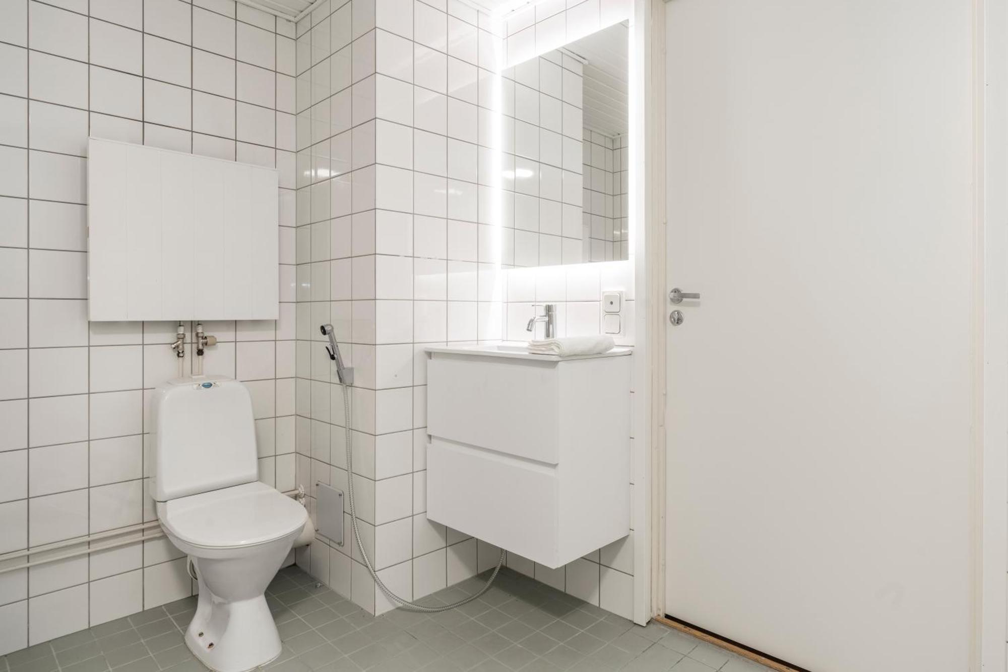 3 Makuuhuonetta, Sauna