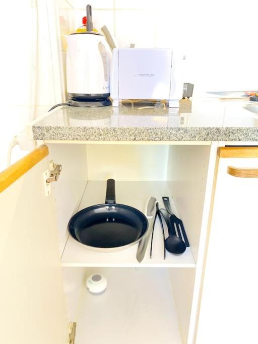 Huoneisto Self Check-in Cozy Studio Near Kamppi Metro, Hietaranta Beach!