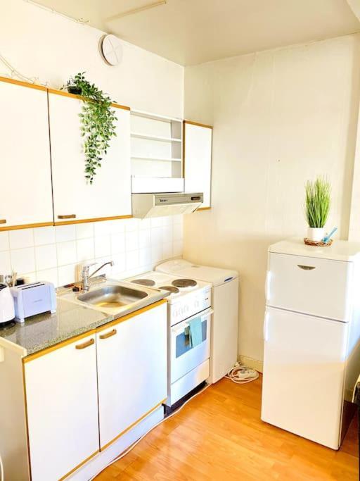 Huoneisto Self Check-in Cozy Studio Near Kamppi Metro, Hietaranta Beach! *