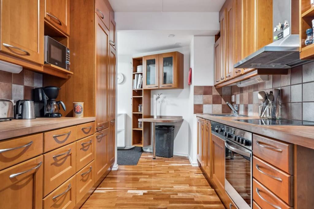 2 Bedroom With Canal View, Private Sauna, Sun Deck And Ev Parking Huoneisto Helsinki