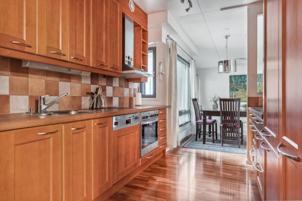 2 Bedroom With Canal View, Private Sauna, Sun Deck And Ev Parking Helsinki