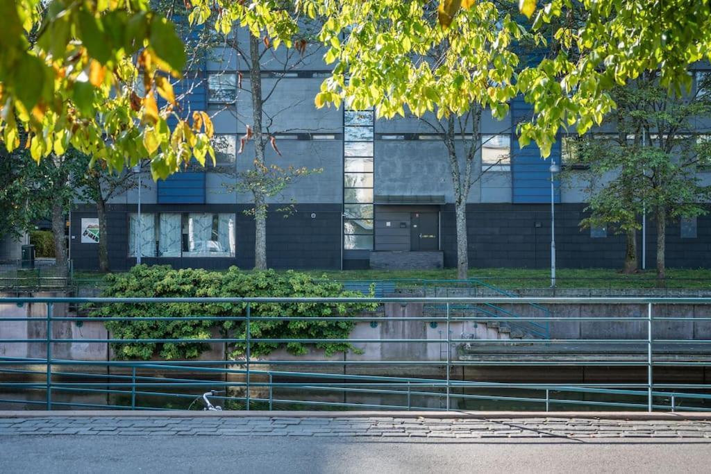 Huoneisto 2 Bedroom With Canal View, Private Sauna, Sun Deck And Ev Parking *