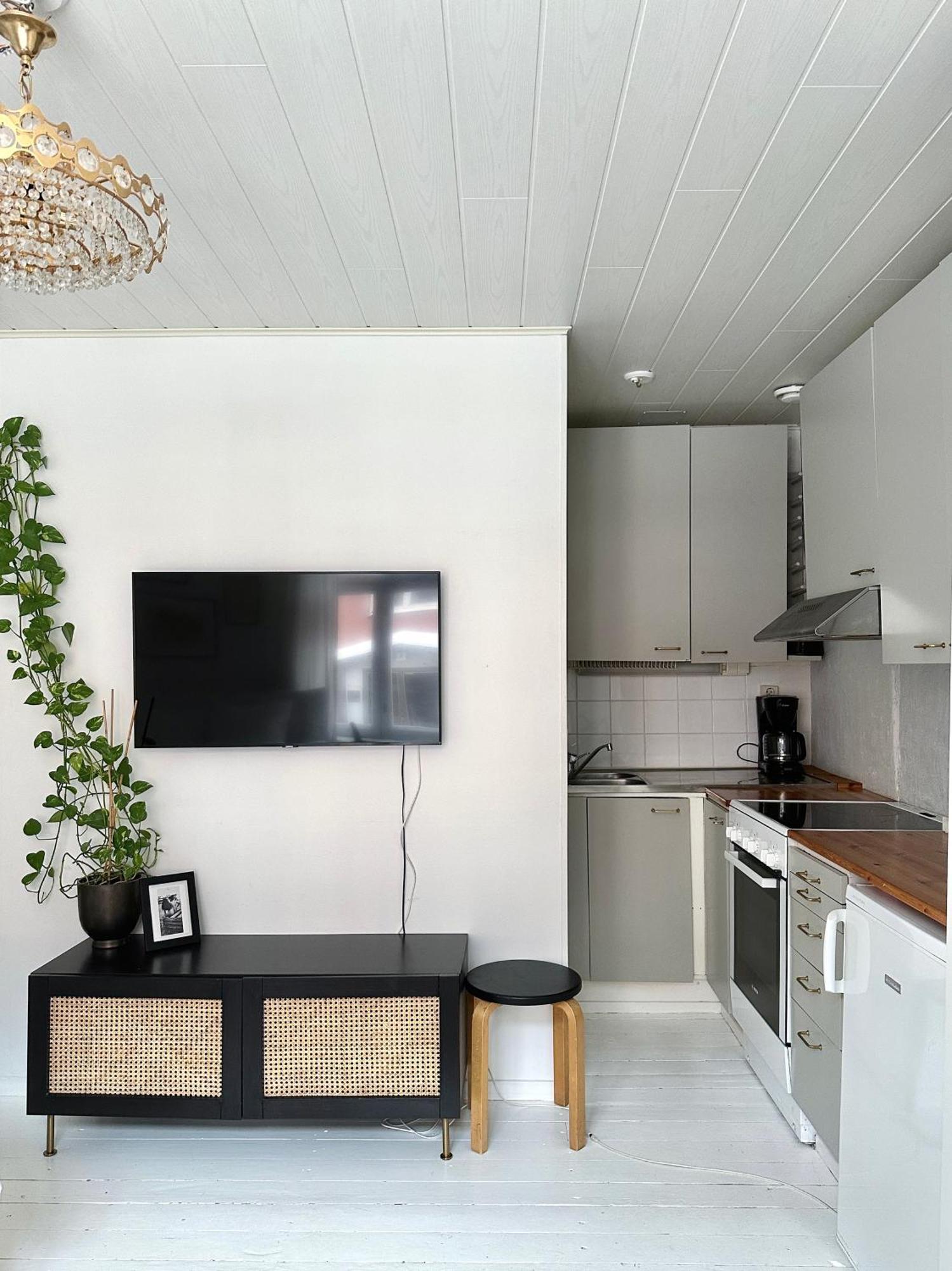 Huoneisto Wooden House With Shared Garden *