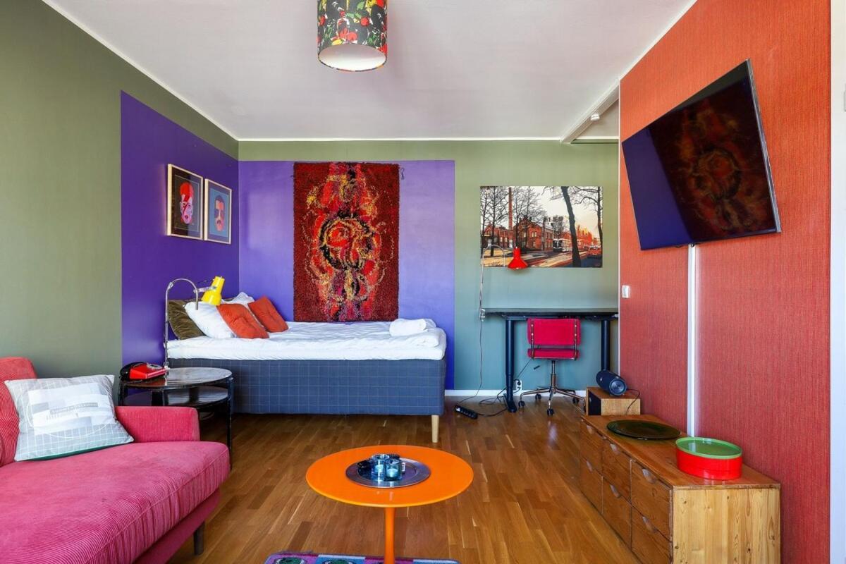 A Stylish Retro Near The Metro And Essential Services *