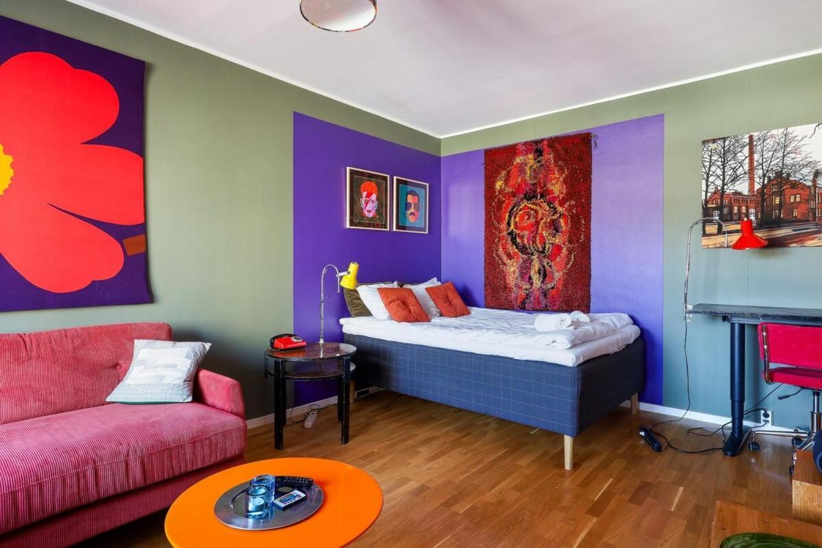 Huoneisto A Stylish Retro Near The Metro And Essential Services