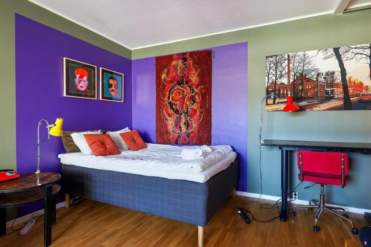 A Stylish Retro Near The Metro And Essential Services Huoneisto