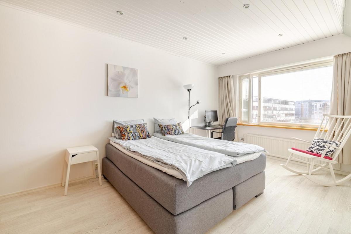 Huoneisto In And Super Easy To Airport And Center And A Private Free Parking *