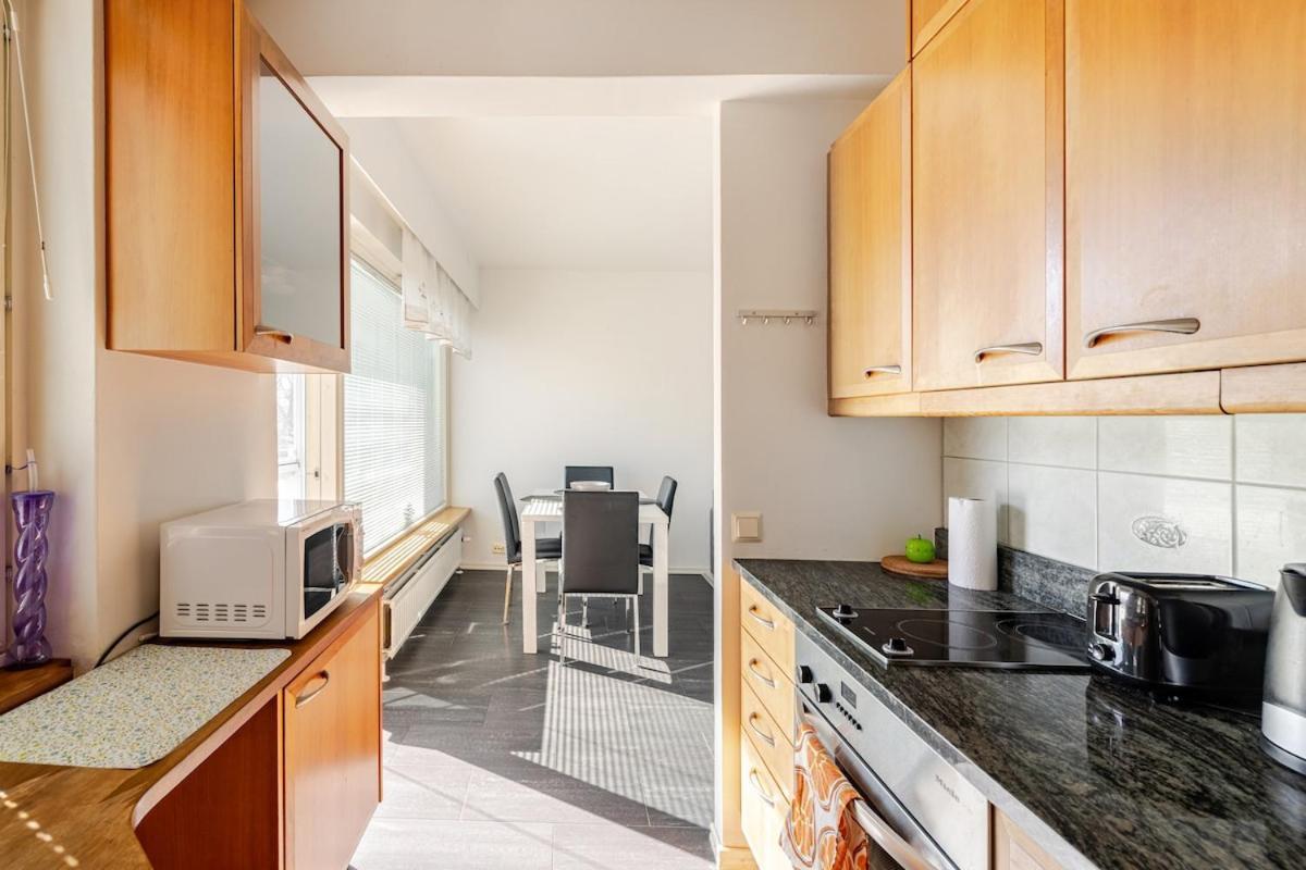 In And Super Easy To Airport And Center And A Private Free Parking Huoneisto