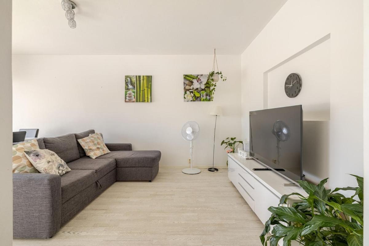 Huoneisto In And Super Easy To Airport And Center And A Private Free Parking *