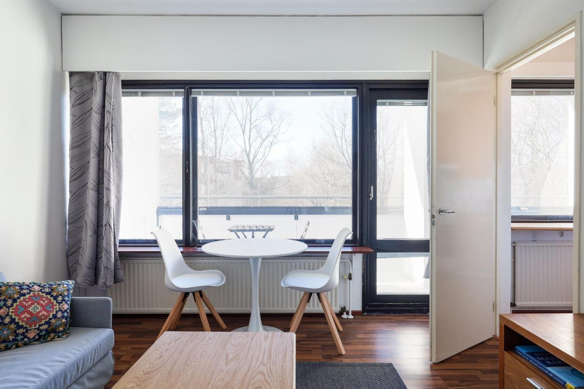 Huoneisto Comfortable With Large Balcony, Free Wifi