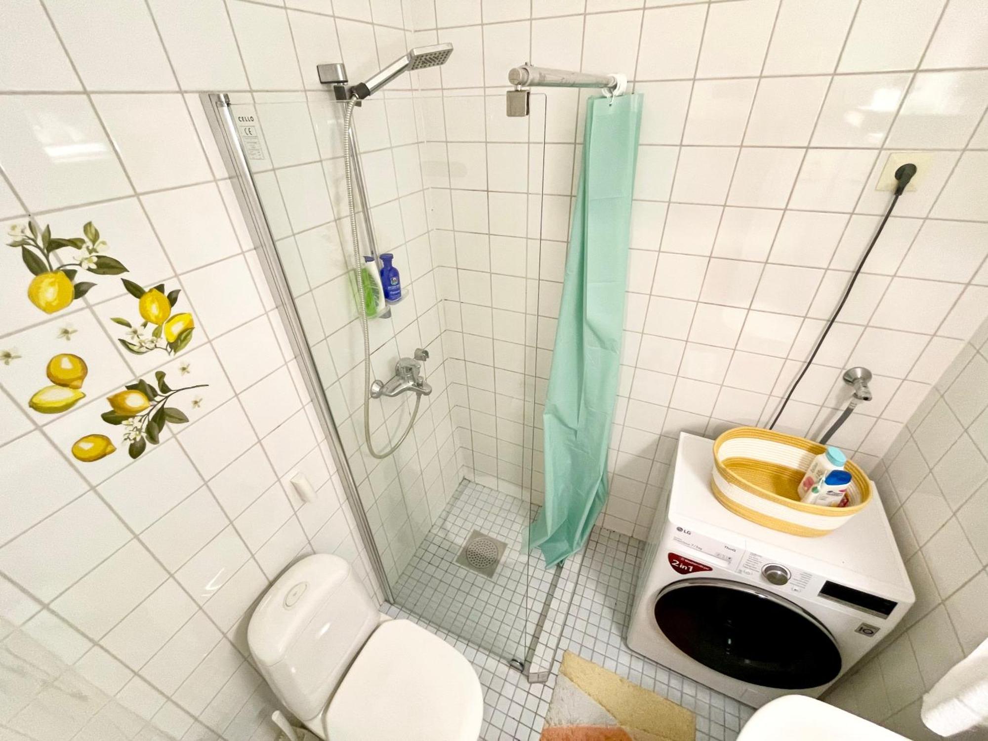 Penthouse Toeoeloe - High Ceilings, Wi-fi, 24h Shop Huoneisto