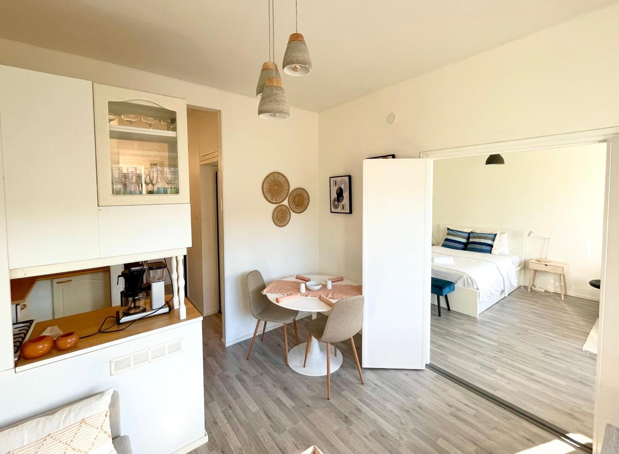 Penthouse Toeoeloe - High Ceilings, Wi-fi, 24h Shop Huoneisto *
