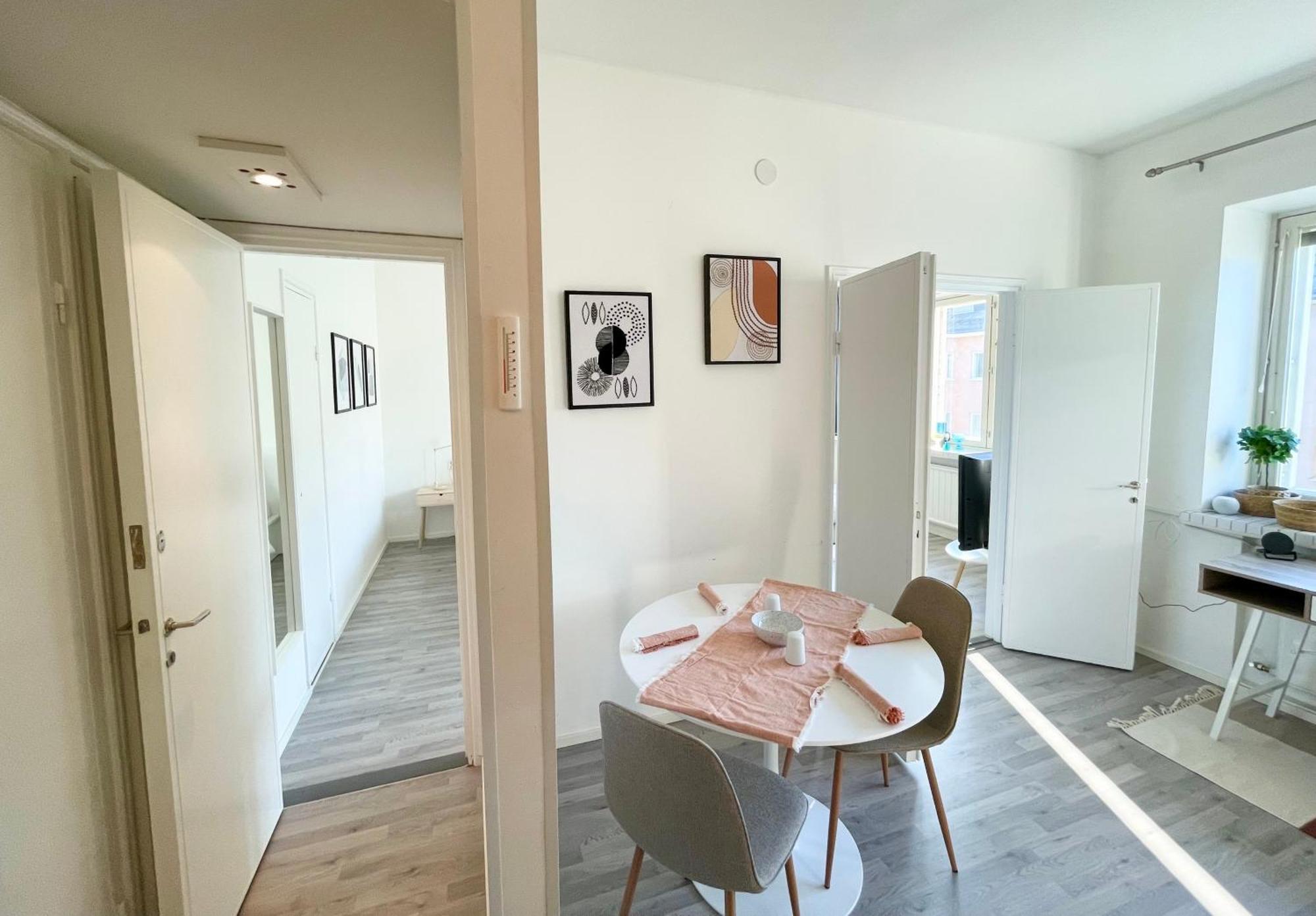 Penthouse Toeoeloe - High Ceilings, Wi-fi, 24h Shop Huoneisto