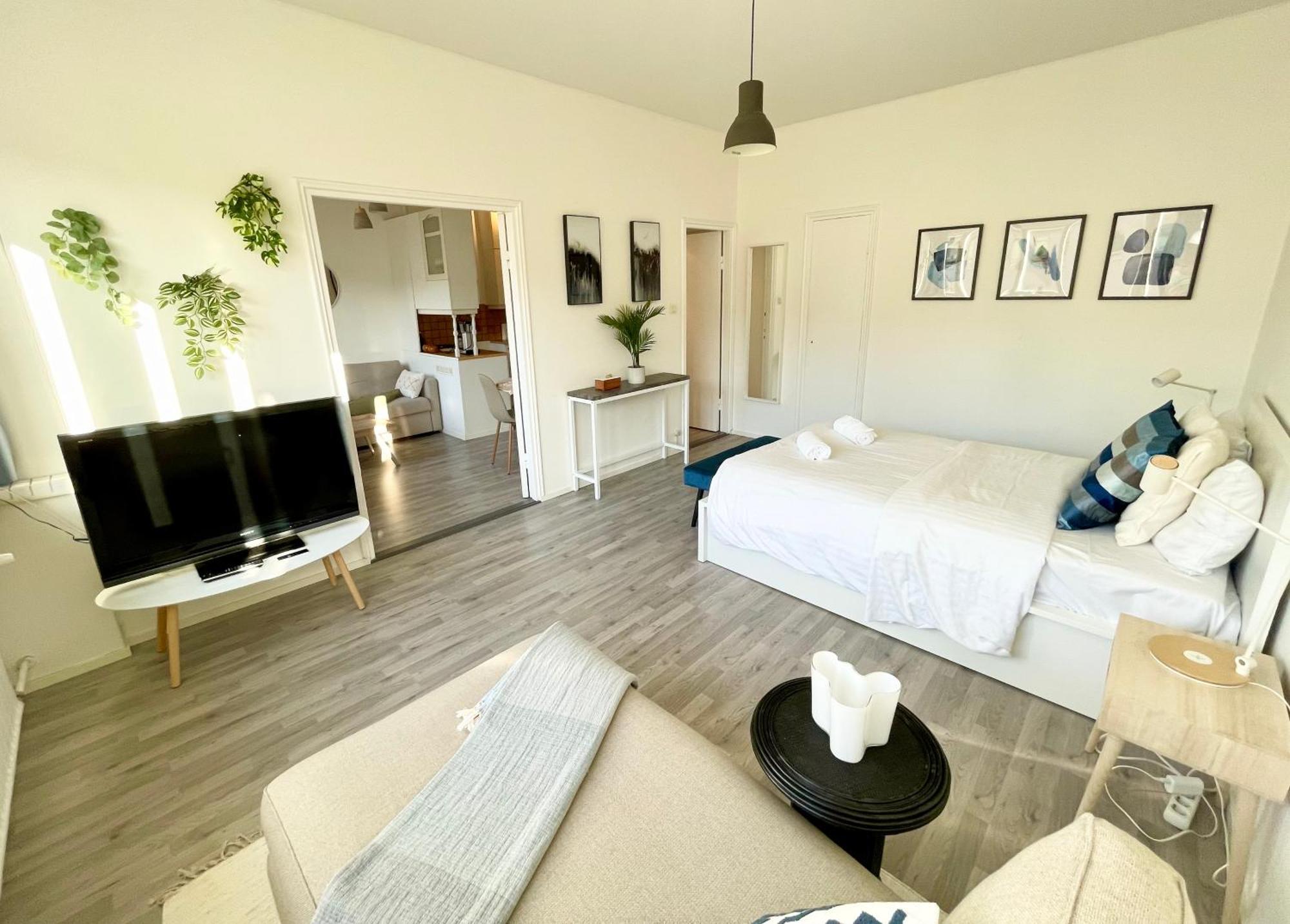 Penthouse Toeoeloe - High Ceilings, Wi-fi, 24h Shop * Helsinki