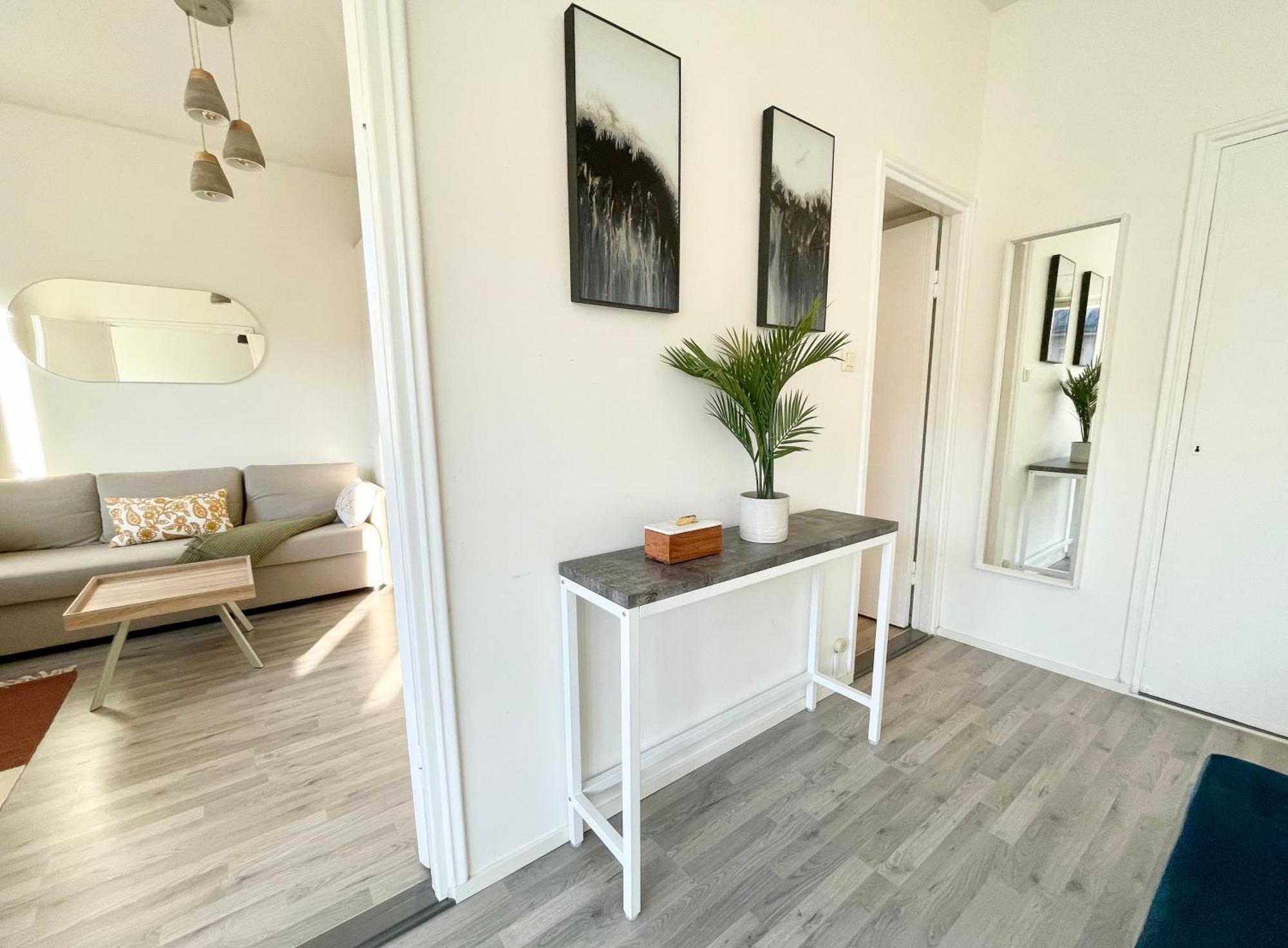Penthouse Toeoeloe - High Ceilings, Wi-fi, 24h Shop Huoneisto *