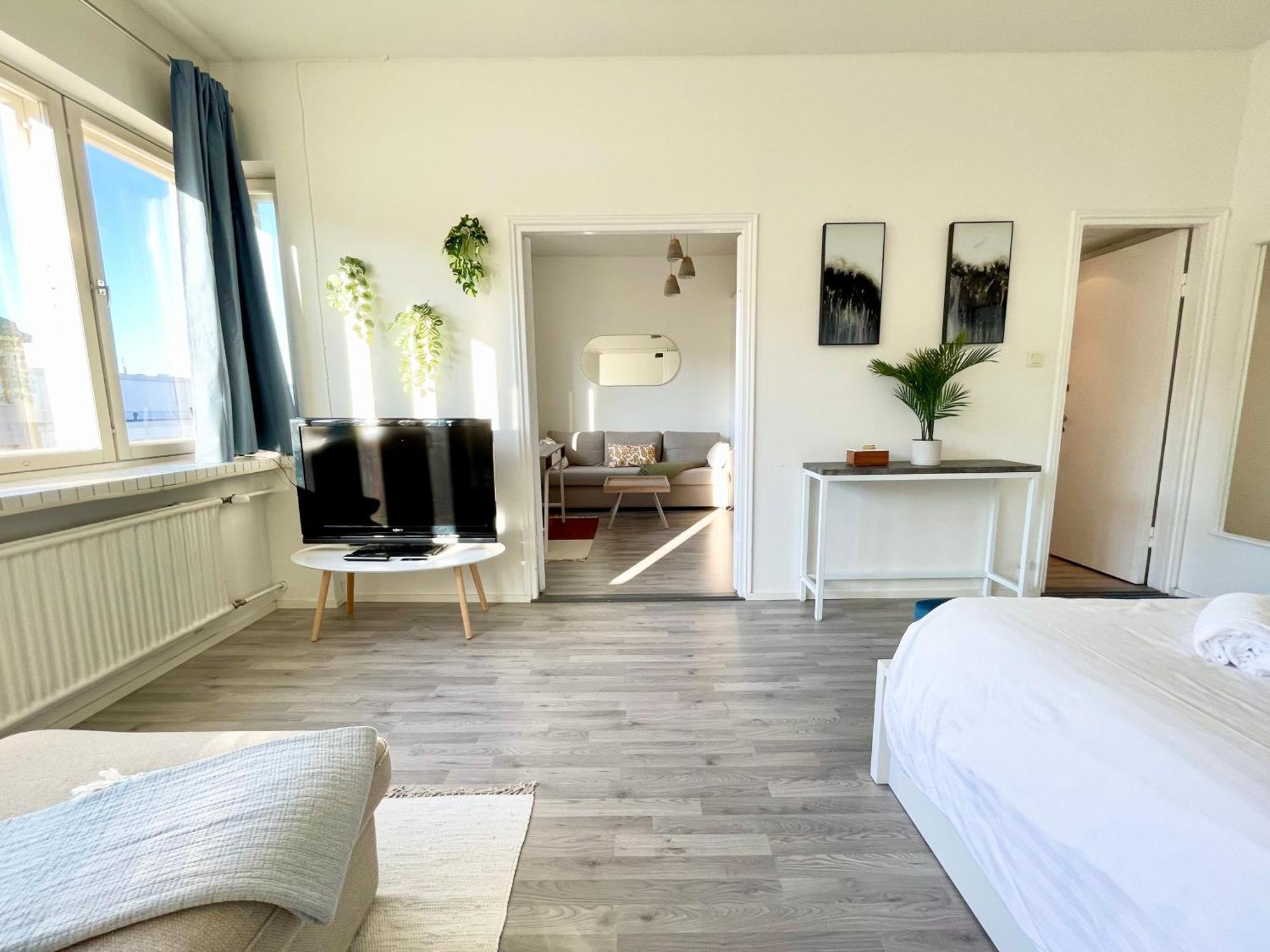 Huoneisto Penthouse Toeoeloe - High Ceilings, Wi-fi, 24h Shop *