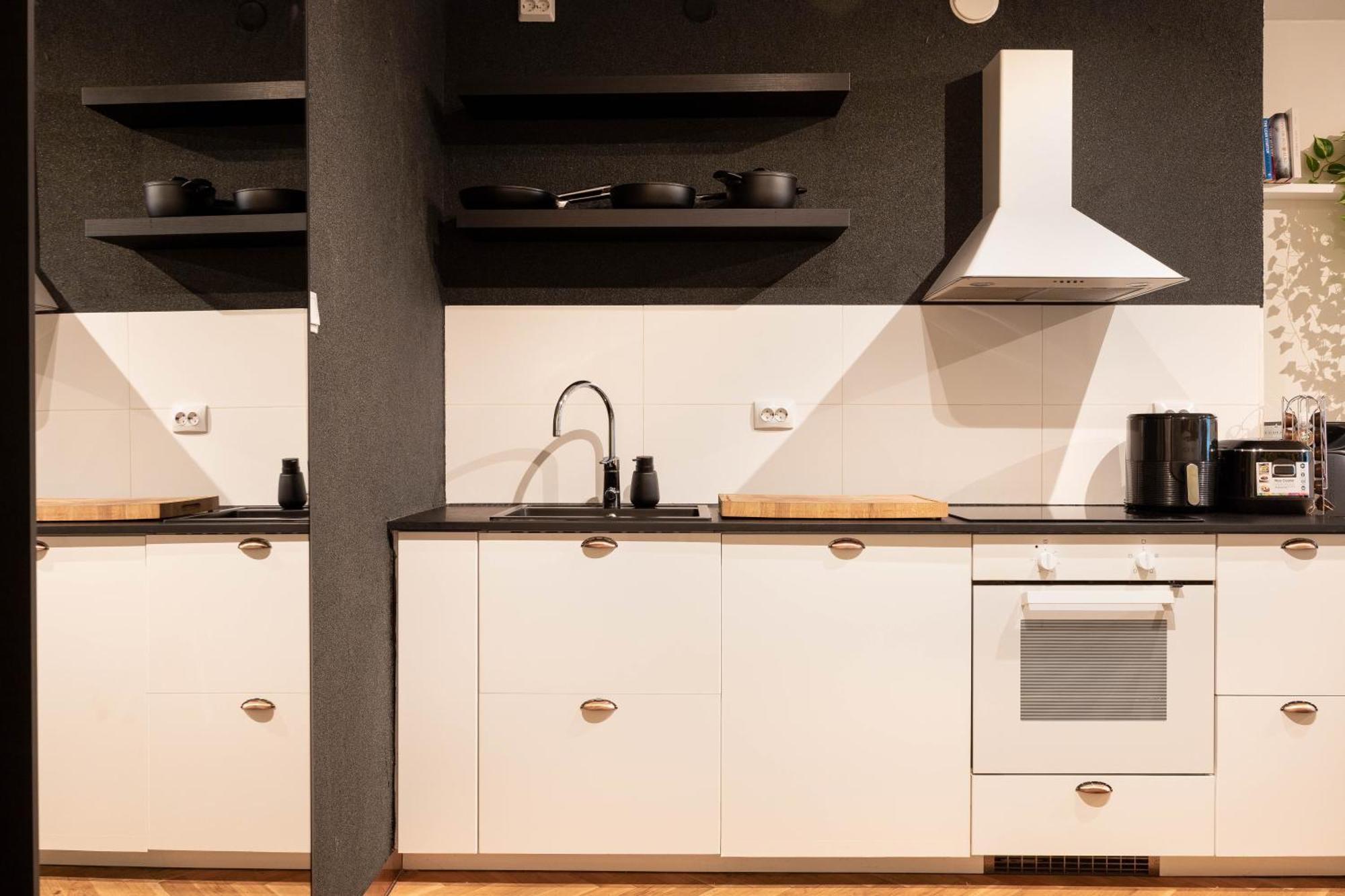 Great Location & Transport Connections With All Amenities 1-8 People Free Continental Breakfast Wifi Coffee &Tea *