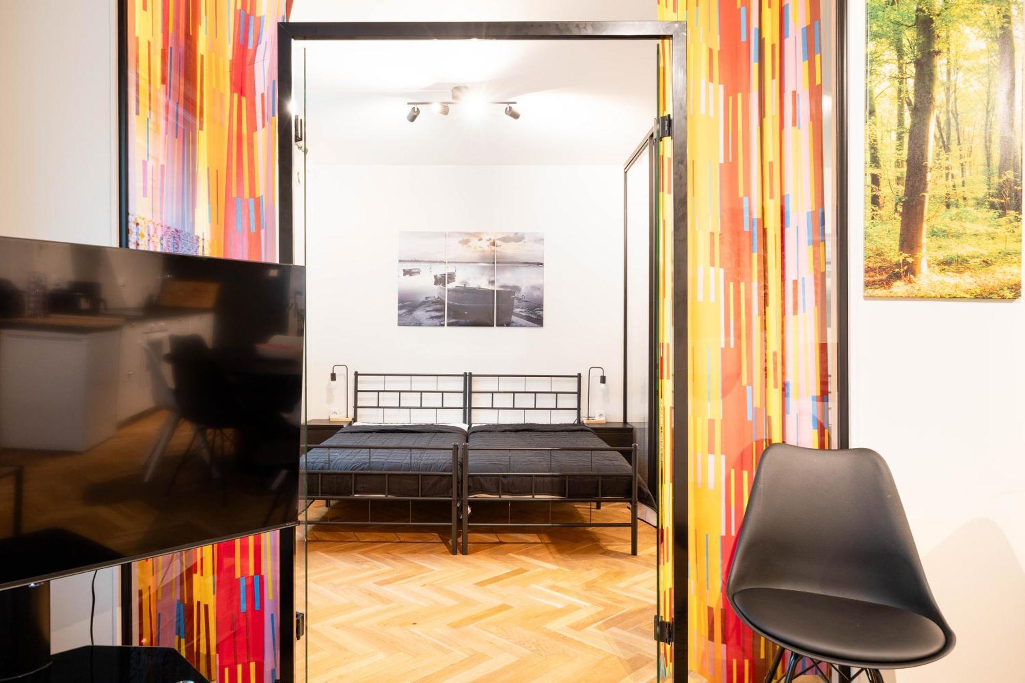 Great Location & Transport Connections With All Amenities 1-8 People Free Continental Breakfast Wifi Coffee &Tea Huoneisto *