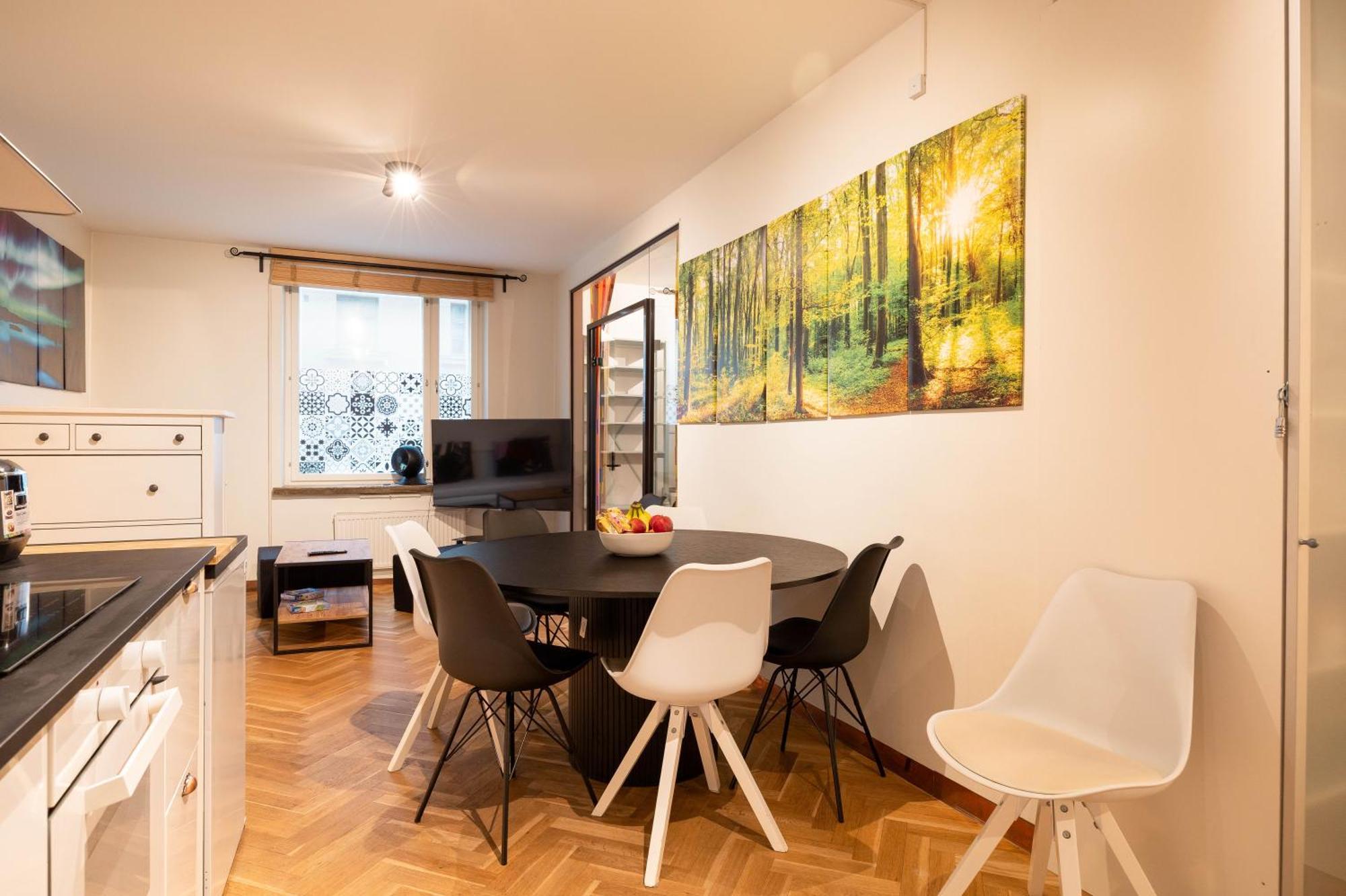 Great Location & Transport Connections With All Amenities 1-8 People Free Continental Breakfast Wifi Coffee &Tea *