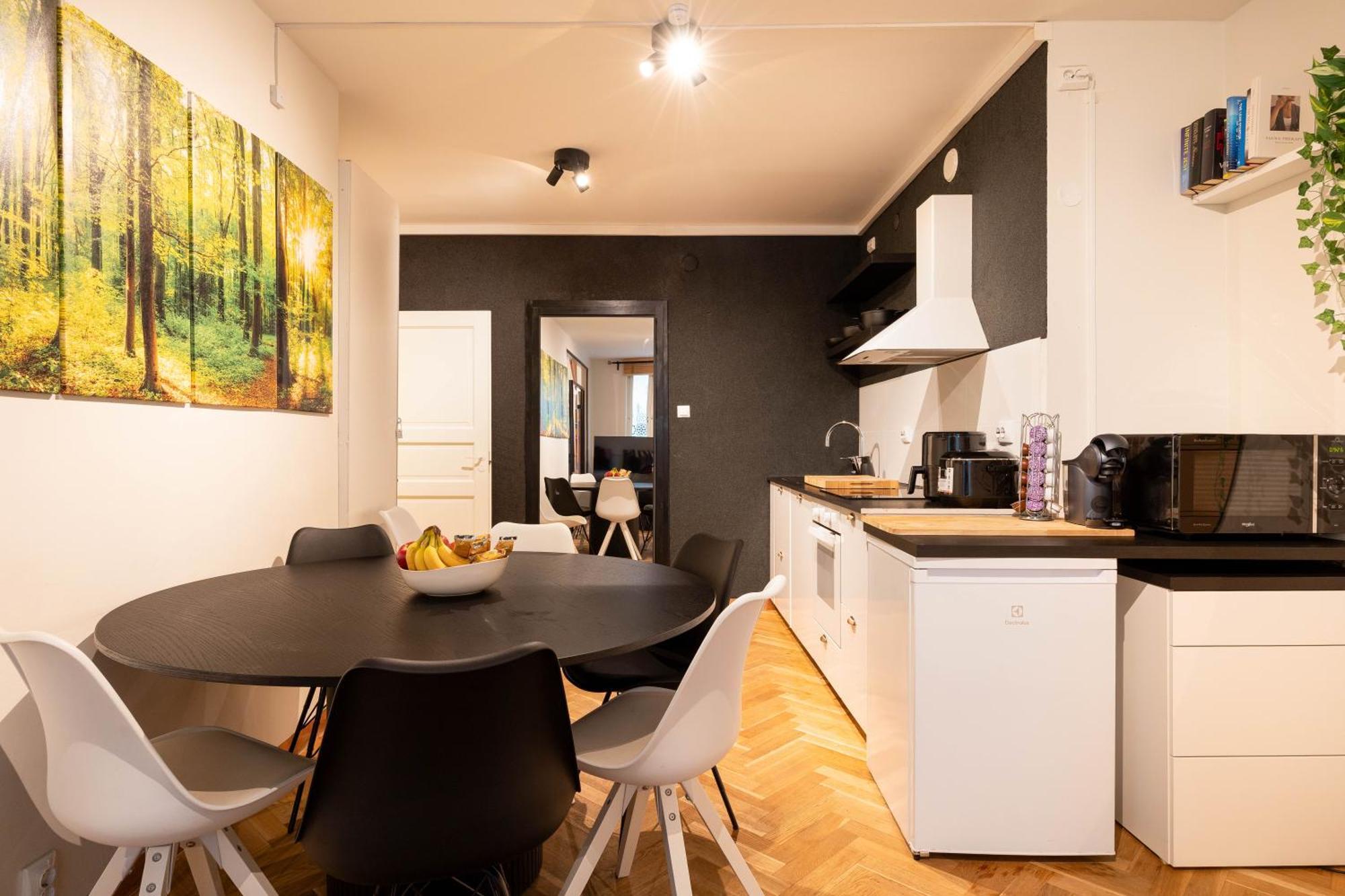Great Location & Transport Connections With All Amenities 1-8 People Free Continental Breakfast Wifi Coffee &Tea