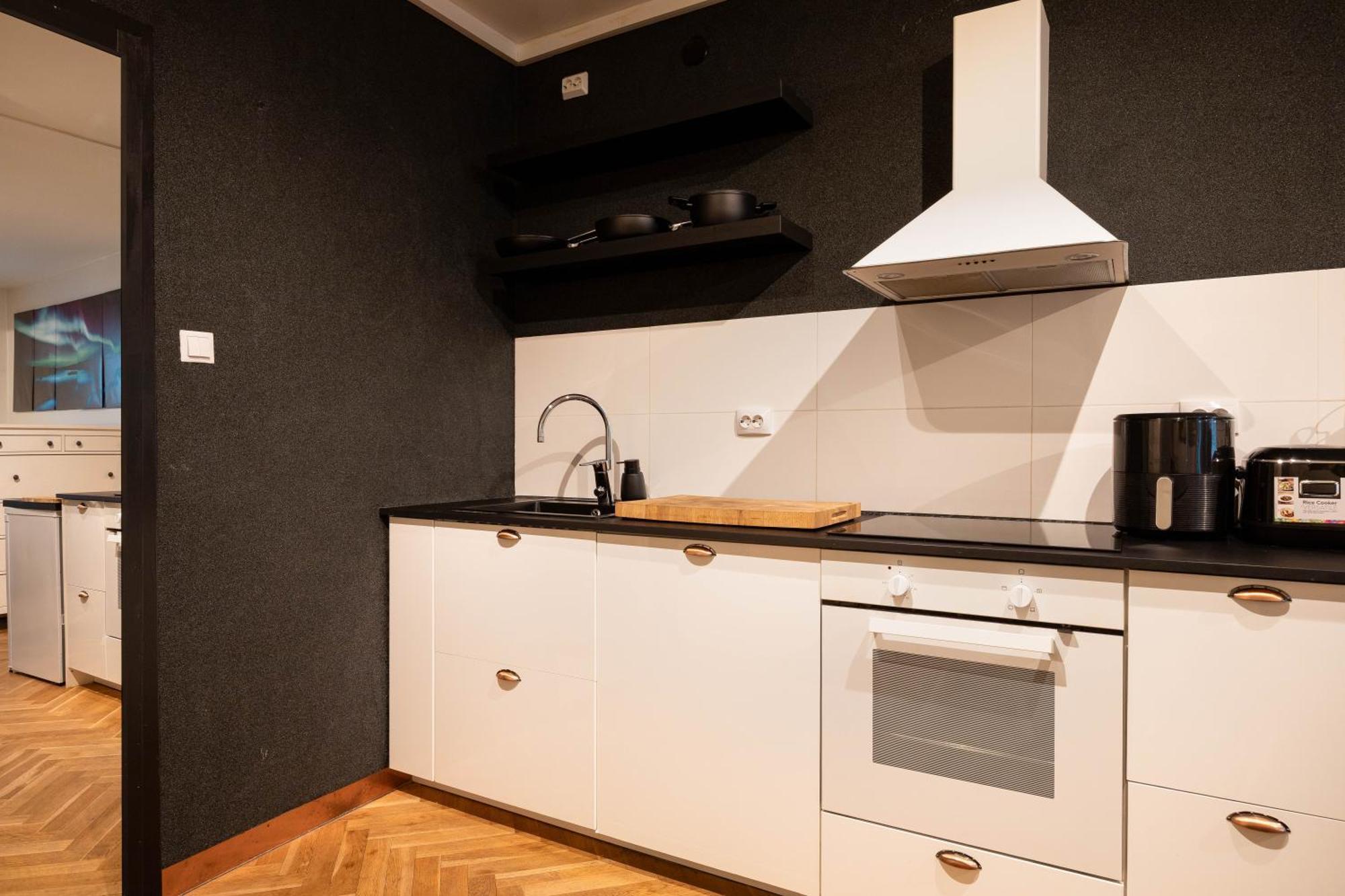 Great Location & Transport Connections With All Amenities 1-8 People Free Continental Breakfast Wifi Coffee &Tea *