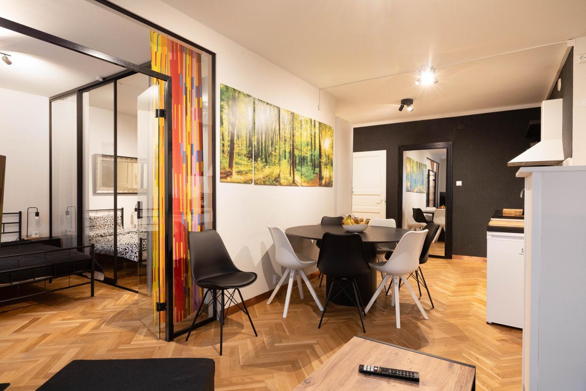 Huoneisto Great Location & Transport Connections With All Amenities 1-8 People Free Continental Breakfast Wifi Coffee &Tea