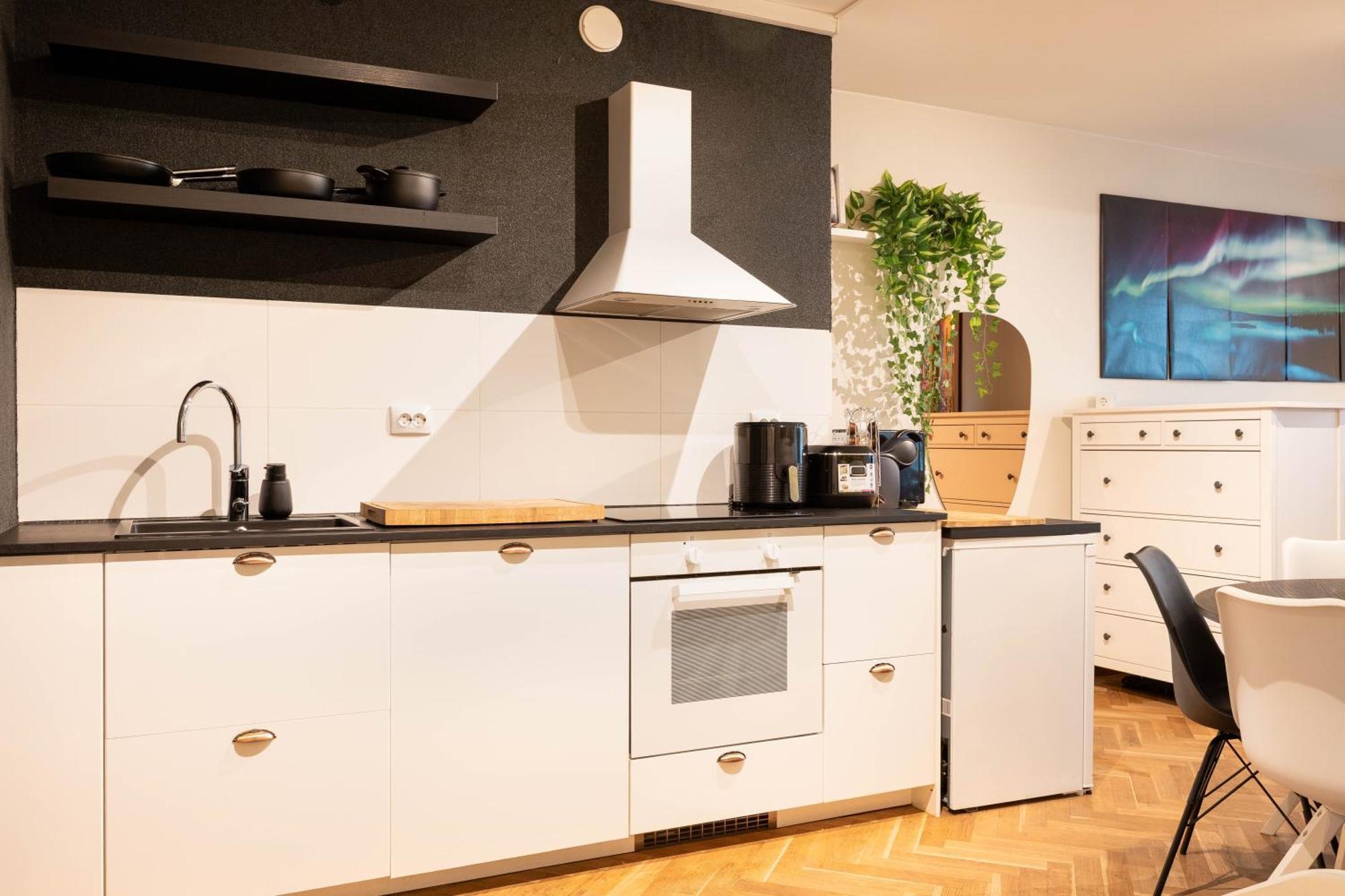 Great Location & Transport Connections With All Amenities 1-8 People Free Continental Breakfast Wifi Coffee &Tea