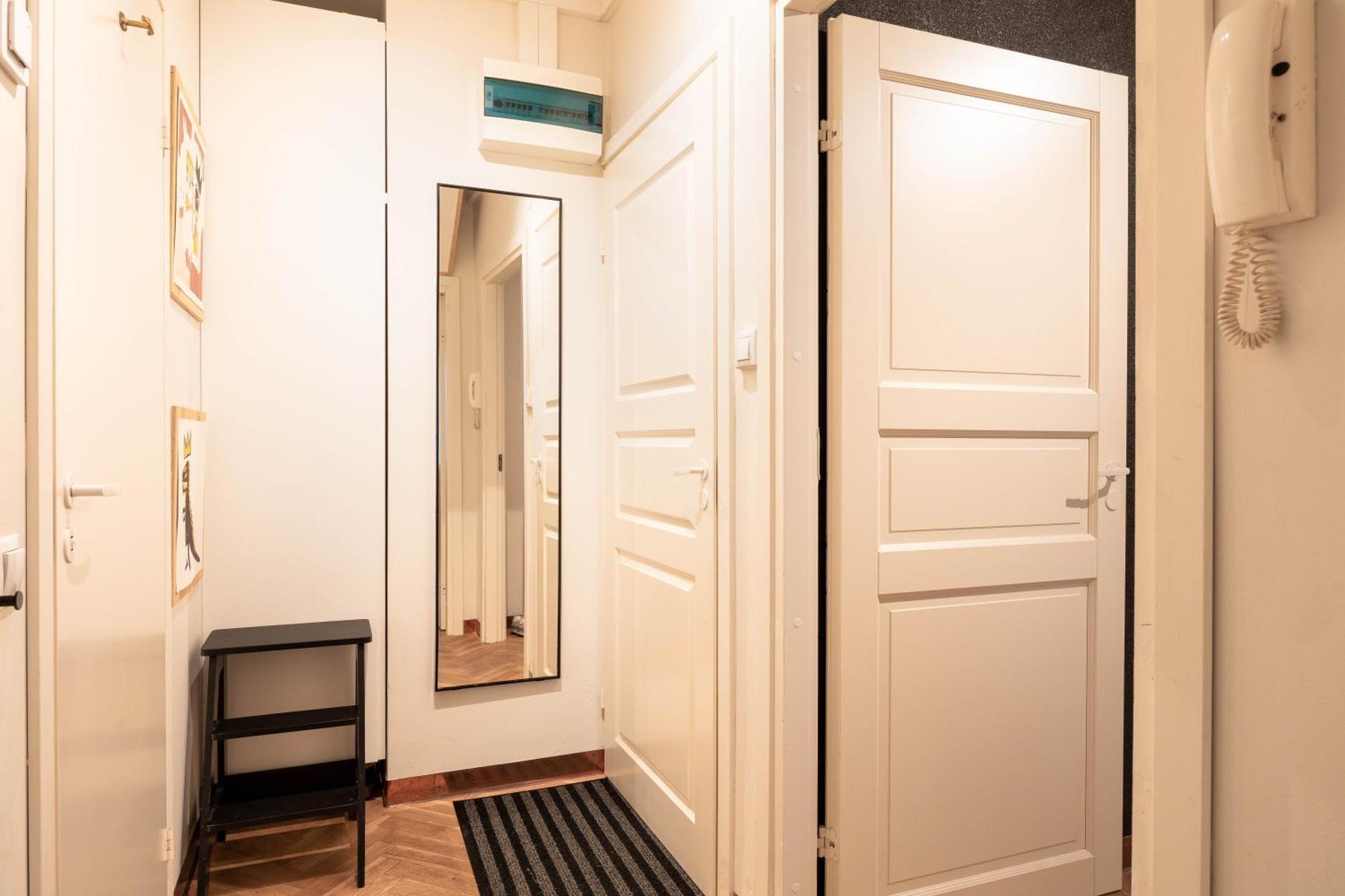 Huoneisto Great Location & Transport Connections With All Amenities 1-8 People Free Continental Breakfast Wifi Coffee &Tea